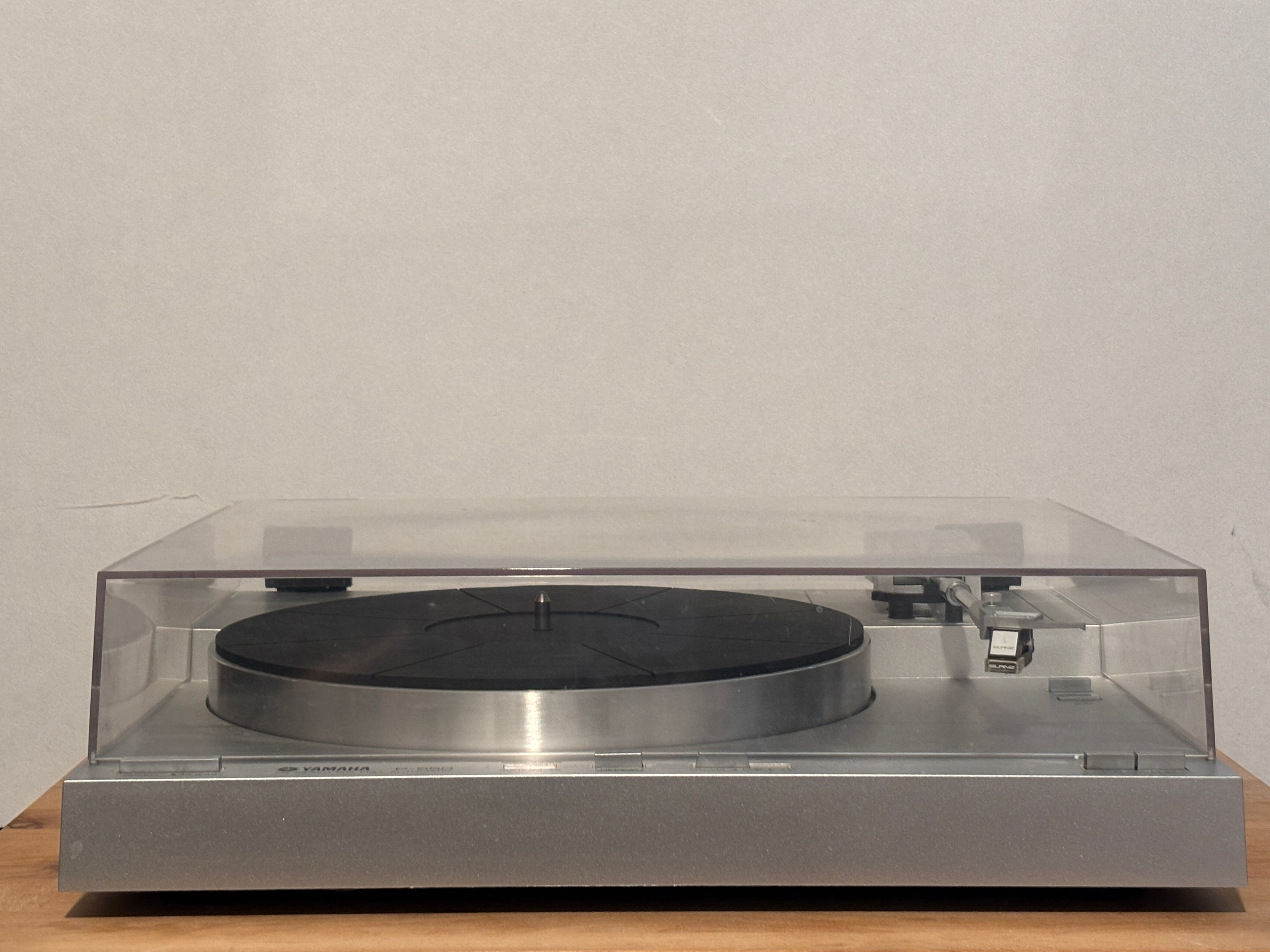 Yamaha P-550 LP-levysoitin.