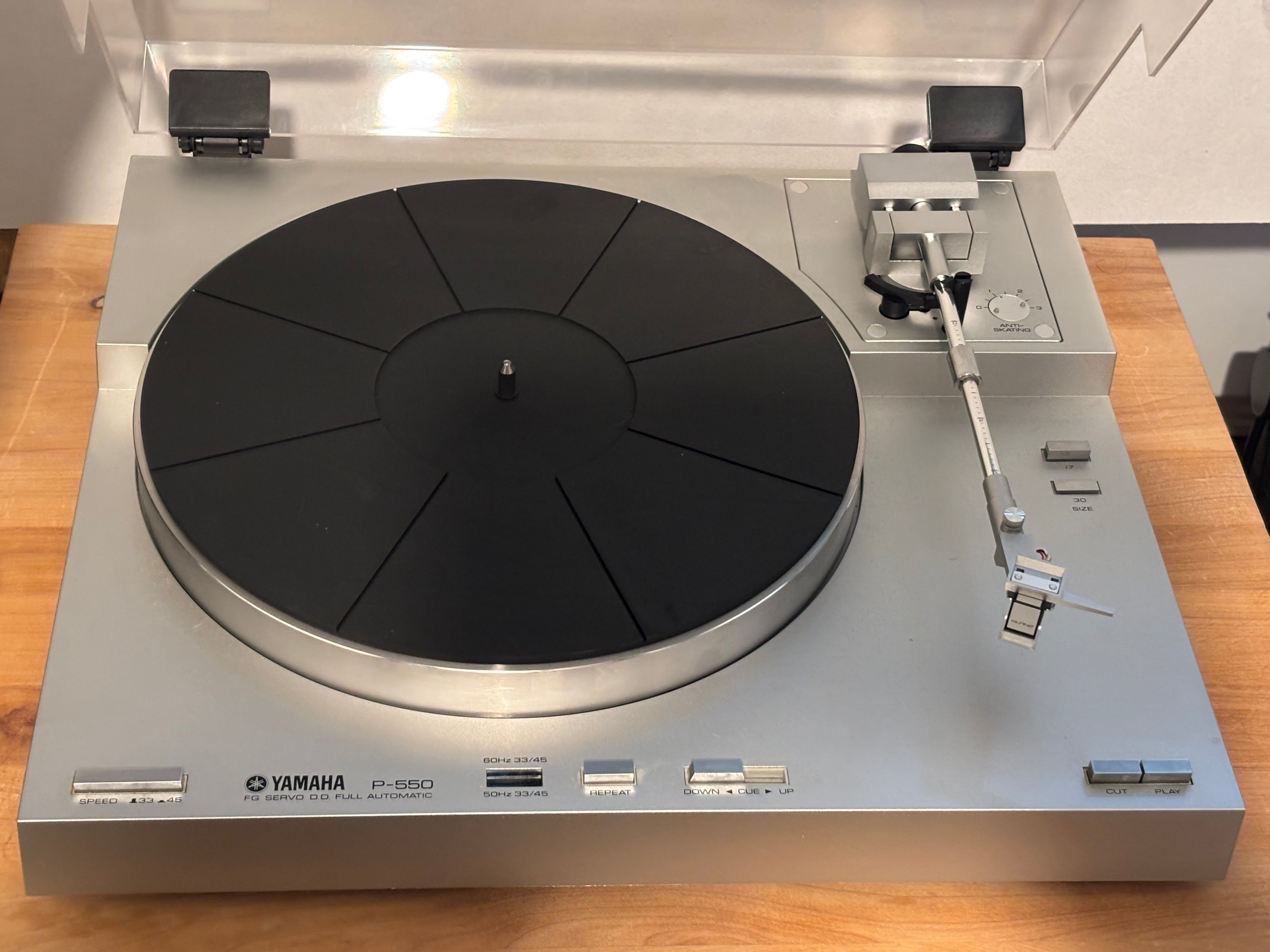 Yamaha P-550 LP-levysoitin.